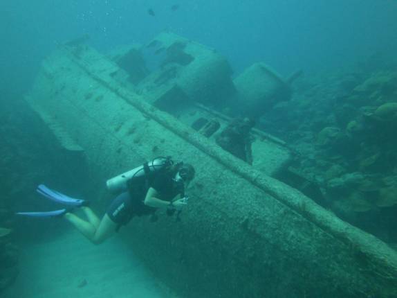 Aproximando-se de mais um barco afundado no litoral sul de Bermuda